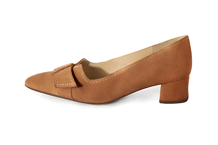 Camel beige women's dress pumps, with a knot on the front. Tapered toe. Low flare heels. Profile view - Florence KOOIJMAN